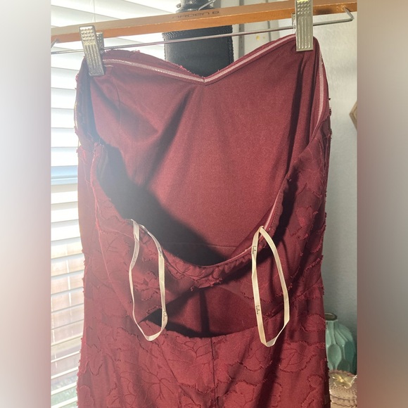 LULUS WINE COLORED LACE STRAPLESS DRESS SIZE MEDIUM - Picture 4 of 8